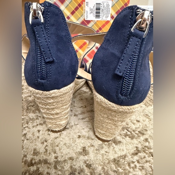 Elegant Navy Wedge Sandals - Picture 4 of 5